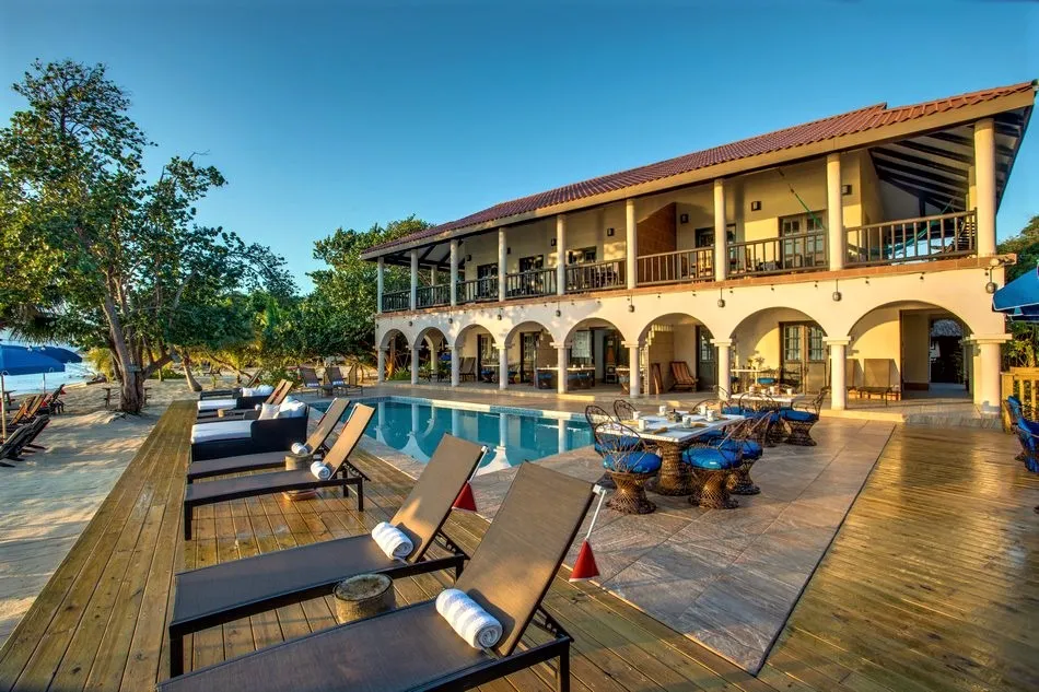 The pool and resort facade at Mariposa